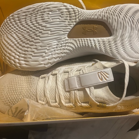 The Curry 8 golden size 11.5 - Picture 2 of 4